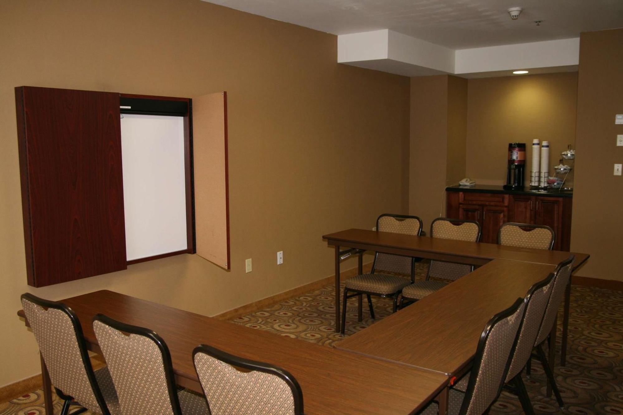 Hampton By Hilton Napanee 3*